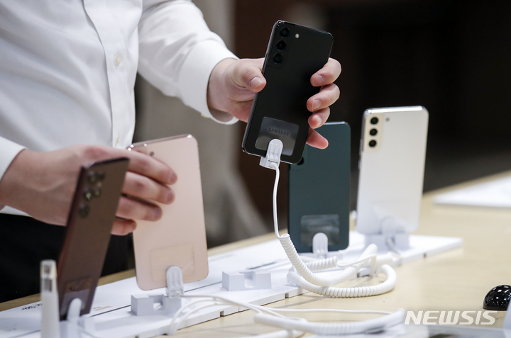 [서울=뉴시스] 정병혁 기자 = 서울시내 한 대형마트에 위치한 삼성 매장을 찾은 시민들이 스마트폰을 살펴보고 있다. 2022.02.14. jhope@newsis.com