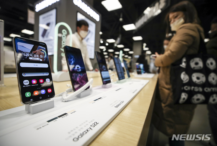 [서울=뉴시스] 정병혁 기자 = 삼성전자의 신형 스마트폰 갤럭시 S22 사전판매가 시작된 지난 14일 오후 서울시내 한 대형마트에 위치한 삼성 매장을 찾은 시민들이 갤럭시 S22를 살펴보고 있다. 2022.02.14. jhope@newsis.com