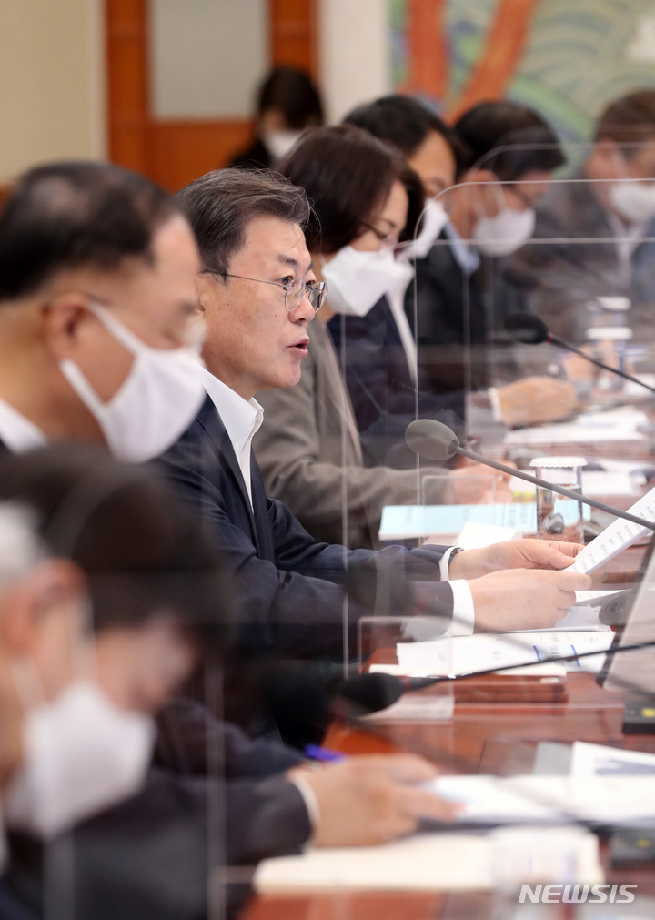 [서울=뉴시스] 전진환 기자 = 문재인 대통령이 14일 청와대 본관에서 열린 대외경제안보전략회의를 주재하며 발언하고 있다. 2022.02.14. amin2@newsis.com