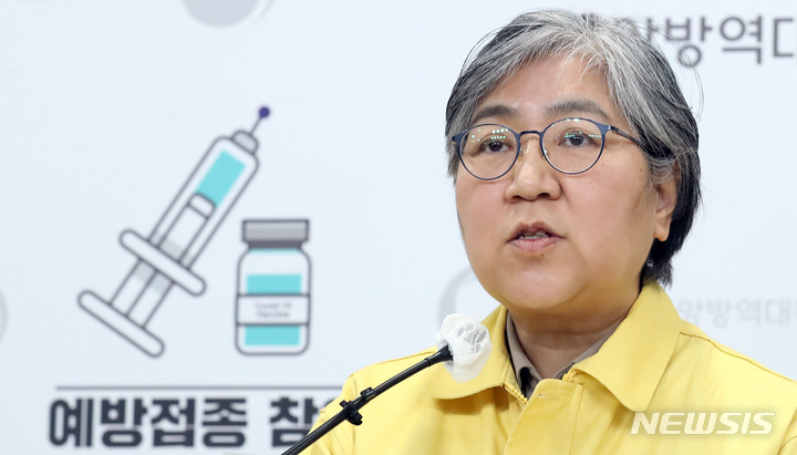[청주=뉴시스] 강종민 기자 = 정은경 중앙방역대책본부장(질병관리청장)이 14일 오후 충북 청주 질병관리청에서 코로나19 백신 4차 접종 계획 등을 발표하고 있다. 2022.02.14. ppkjm@newsis.com