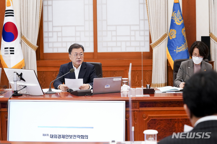 [서울=뉴시스] 전진환 기자 = 문재인 대통령이 14일 청와대 본관에서 열린 대외경제안보전략회의를 주재하며 발언하고 있다. 2022.02.14. amin2@newsis.com