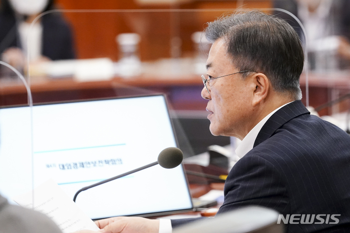 [서울=뉴시스] 전진환 기자 = 문재인 대통령이 14일 청와대 본관에서 열린 대외경제안보전략회의를 주재하며 발언하고 있다. 2022.02.14. amin2@newsis.com
