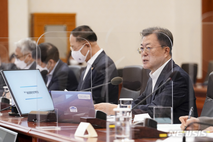 [서울=뉴시스] 전진환 기자 = 문재인 대통령이 14일 청와대 본관에서 열린 대외경제안보전략회의를 주재하며 발언하고 있다. 2022.02.14. amin2@newsis.com
