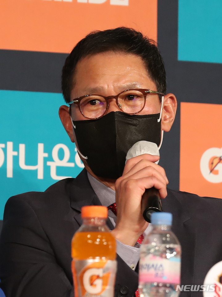 [서울=뉴시스] 이영환 기자 = FC서울 안익수 감독이 14일 오후 서울 용산구 백범김구기념관 컨벤션홀에서 열린 K리그1 개막 미디어데이 행사에 참석해 각오를 전하고 있다. 2022.02.14. 20hwan@newsis.com