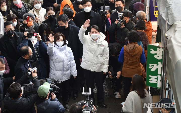 [대구=뉴시스] 이무열 기자 = 안철수 국민의당 대선 후보가 14일 오후 대구 중구 서문시장을 방문해 지지자들을 향해 손을 흔들며 인사하고 있다. 2022.02.14. lmy@newsis.com