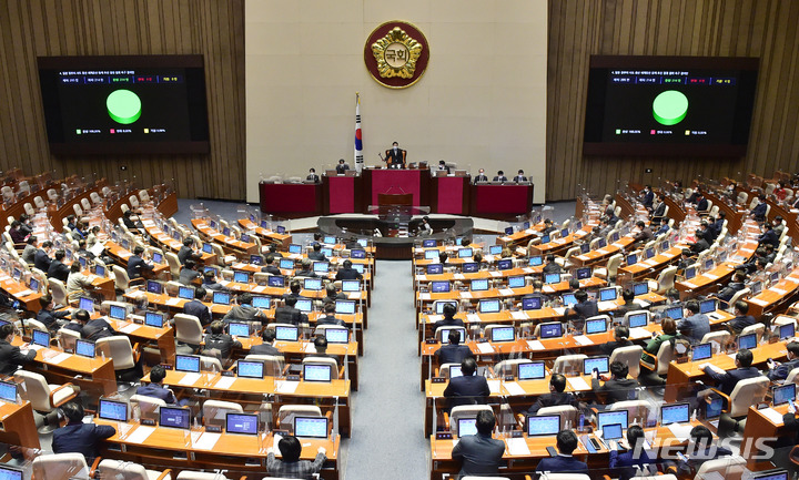 [서울=뉴시스] 최진석 기자 = 14일 서울 여의도 국회에서 열린 제393회 국회(임시회) 제2차 본회의에서 일본 정부의 사도 광산 세계유산 등재 추진 결정 철회 촉구 결의안이 통과되고 있다. (공동취재사진) 2022.02.14. photo@newsis.com