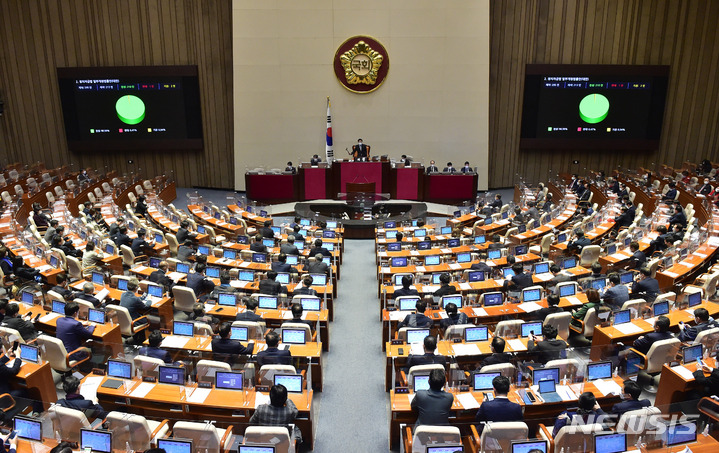 [서울=뉴시스] 최진석 기자 = 14일 서울 여의도 국회에서 열린 제393회 국회(임시회) 제2차 본회의에서 정치자금법 일부개정법률안이 가결되고 있다. (공동취재사진) 2022.02.14. photo@newsis.com