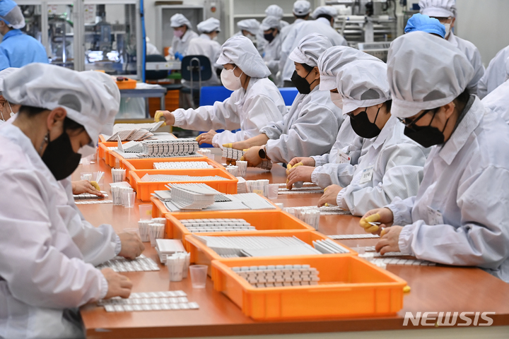 [수원=뉴시스] 김종택기자 = 14일 오후 경기도 수원시 권선구 코로나19 자가검사키트 생산 업체인 래피젠 공장에서 직원들이 분주하게 키트를 생산하고 있다. 정부는 14일부터 오는 28일까지 2주간 전국의 약국과 편의점에 코로나19 자가검사키트 3천만 명분을 공급한다고 밝혔다. 2022.02.14. jtk@newsis.com