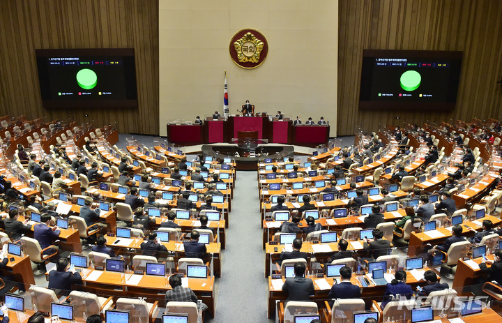 [서울=뉴시스] 최진석 기자 = 14일 서울 여의도 국회에서 열린 제393회 국회(임시회) 제2차 본회의에서 공직선거법 일부개정법률안이 가결되고 있다. (공동취재사진) 2022.02.14. photo@newsis.com