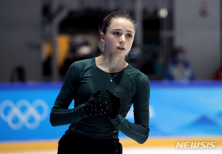 [베이징(중국)=뉴시스] 김병문 기자 = 도핑 위반과 관련해 2022 베이징 동계올림픽 여자 싱글 출전 여부 발표를 앞두고 있는 피겨 스케이팅 카밀라 발리예바(러시아올림픽위원회·ROC)가 14일 오후 중국 베이징 캐피털 실내경기장 인근 피겨 트레이닝 링크에서 훈련을 마친 뒤 박수치고 있다. 2022.02.14. dadazon@newsis.com