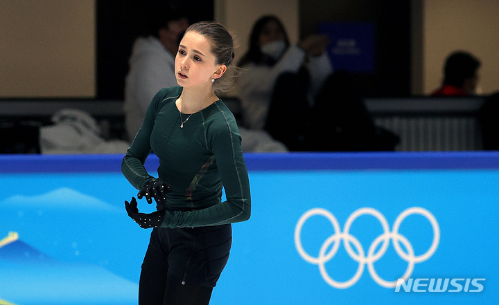 [베이징(중국)=뉴시스] 김병문 기자 = 도핑 위반과 관련해 2022 베이징 동계올림픽 여자 싱글 출전 여부 발표를 앞두고 있는 피겨 스케이팅 카밀라 발리예바(러시아올림픽위원회·ROC)가 14일 오후 중국 베이징 캐피털 실내경기장 인근 피겨 트레이닝 링크에서 훈련을 마친 뒤 박수치고 있다. 2022.02.14. dadazon@newsis.com