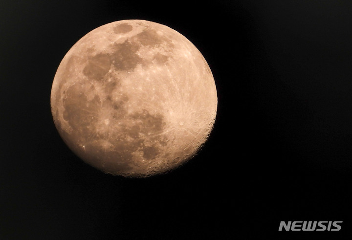 [제주=뉴시스] 우장호 기자 = 정월대보름을 하루 앞둔 14일 오후 제주시 연동 하늘 위로 둥근달이 떠 있다. 2022.02.14. woo1223@newsis.com