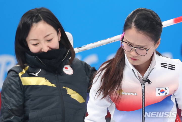 [베이징(중국)=뉴시스] 홍효식 기자 = 14일 중국 베이징 내셔널 아쿠아틱 센터에서 열린 2022 베이징 동계올림픽 컬링 여자 한국과 일본과의 경기, 팀 킴 스킵 김은정과 일본 대표팀 로코 솔라레 스킵 후지사와 사츠키가 하우스에 진입하는 스톤을 바라보고 있다. 2022.02.14. yesphoto@newsis.com