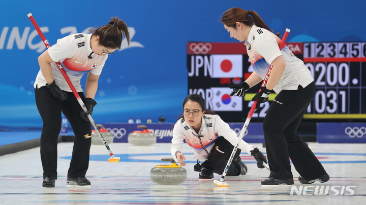 [베이징(중국)=뉴시스] 홍효식 기자 = 14일 중국 베이징 내셔널 아쿠아틱 센터에서 열린 2022 베이징 동계올림픽 컬링 여자 한국과 일본과의 경기, 대한민국 팀 킴 스킵 김은정이 투구 후 하고 있다. 왼쪽은 김선영, 오른쪽은 김영미. 2022.02.14. yesphoto@newsis.com