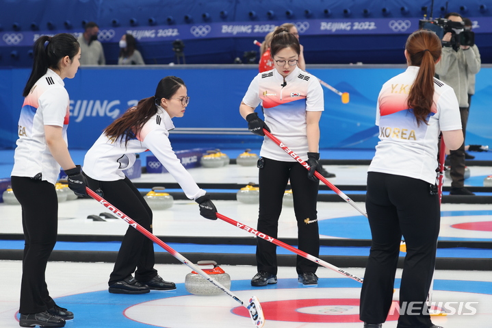 [베이징(중국)=뉴시스] 홍효식 기자 = 14일 중국 베이징 내셔널 아쿠아틱 센터에서 열린 2022 베이징 동계올림픽 컬링 여자 한국과 일본과의 경기, 대한민국 팀킴 김경애, 김은정, 김선영, 김영미(왼쪽부터)가 하우스의 스톤을 보며 작전을 논하고 있다. 2022.02.14.yesphoto@newsis.com