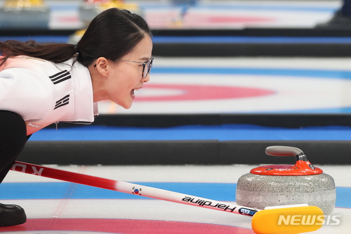 [베이징(중국)=뉴시스] 홍효식 기자 = 14일 중국 베이징 내셔널 아쿠아틱 센터에서 열린 2022 베이징 동계올림픽 컬링 여자 한국과 일본과의 경기, 대한민국 팀킴 스킵 김은정이 스톤 방향을 지시하고 있다.2022.02.14. yesphoto@newsis.com