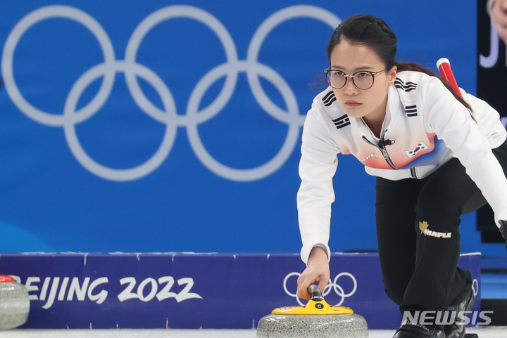 [베이징(중국)=뉴시스] 홍효식 기자 = 14일 중국 베이징 내셔널 아쿠아틱 센터에서 열린 2022 베이징 동계올림픽 컬링 여자 한국과 일본과의 경기, 대한민국 팀킴 스킵 김은정이 스톤을 투구하고 있다. 2022.02.14. yesphoto@newsis.com