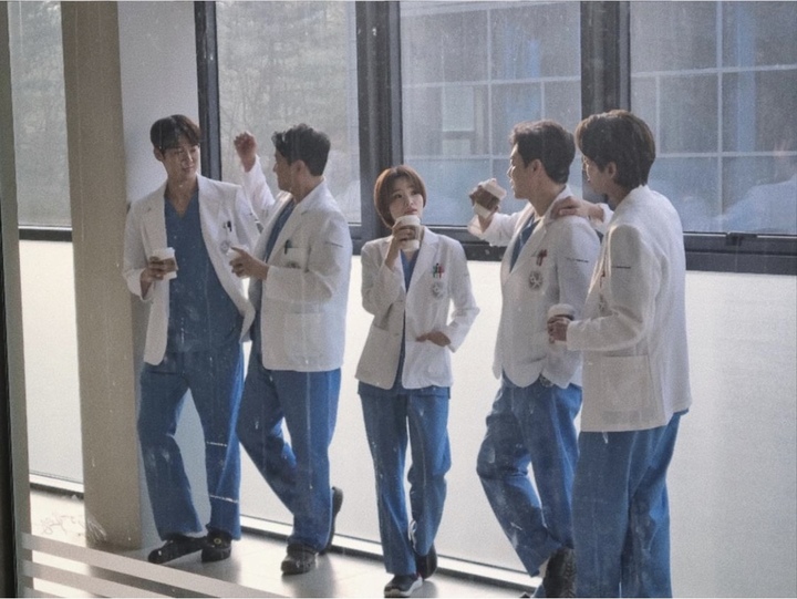 [서울=뉴시스] '슬기로운 의사생활 주역 5인방'. 2022.02.15.(사진=전미도 인스타그램 캡처 제공) photo@newsis.com*재판매 및 DB 금지 *재판매 및 DB 금지