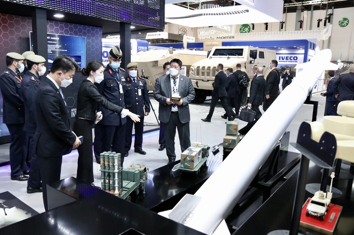 [서울=뉴시스]2021년 2월 열렸던 UAE 국제방산전시회 IDEX(International Defence Exhibition & Conference)를 방문한 현지 군 관계자에게 LIG넥스원 담당자가 중거리 지대공 유도무기 '천궁 II'를 소개하고 있다. LIG넥스원은 올해에도 UAE에서 열리는 무인·로봇 분야 전시회 UMEX(The Unmanned Systems Exhibition & Conference)와 사우디에서 개최되는 중동 최대 규모의 방산전시회 WDS(World Defense Show) 등에 참가해 차별화된 국방 연구개발(R&D) 역량을 선보인다는 계획이다. (사진=LIG넥스원) *재판매 및 DB 금지