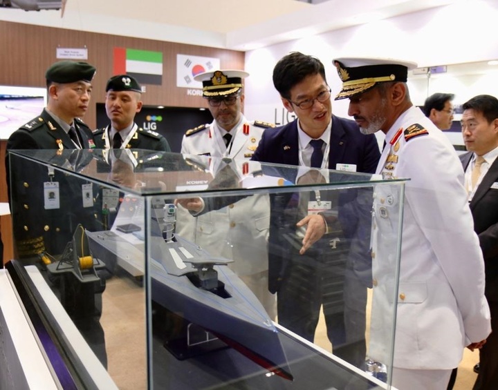 [서울=뉴시스]2020년 2월 열렸던 무인·로봇 분야 전시회 UAE UMEX(The Unmanned Systems Exhibition & Conference)를 방문한 현지 군 관계자에게 LIG넥스원 담당자가 무인수상정 '해검'를 소개하고 있다. LIG넥스원은 올해에도 UAE UMEX와 사우디에서 개최되는 중동 최대 규모의 방산전시회 WDS(World Defense Show) 등에 참가해 차별화된 국방R&D 역량을 선보인다는 계획이다. (사진=LIG넥스원) *재판매 및 DB 금지