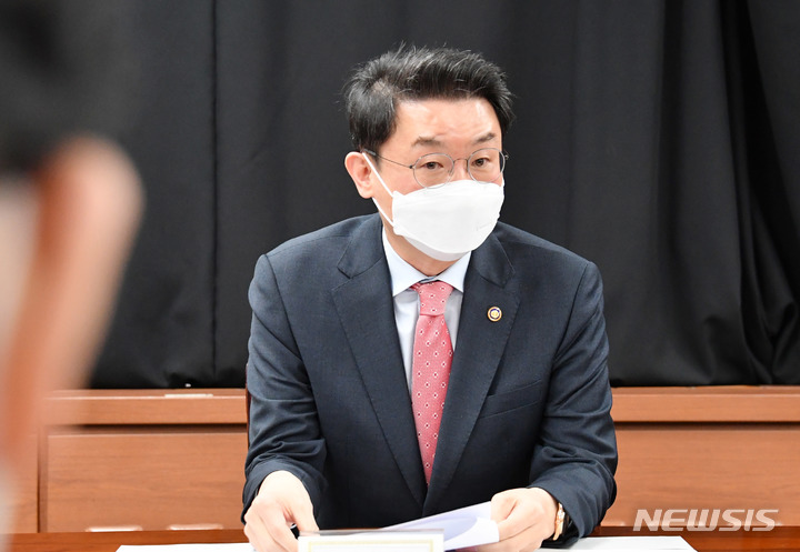 [세종=뉴시스] 이억원 기획재정부 1차관이 15일 서울 광화문 정부서울청사에서 열린 '제3차 우크라이나 사태 비상대응 TF 회의'를 주재하고 있다. (사진=기재부 제공)