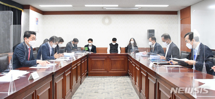 [세종=뉴시스] 이억원 기획재정부 1차관이 15일 서울 광화문 정부서울청사에서 열린 '제3차 우크라이나 사태 비상대응 TF 회의'를 주재하고 있다. (사진=기재부 제공) 