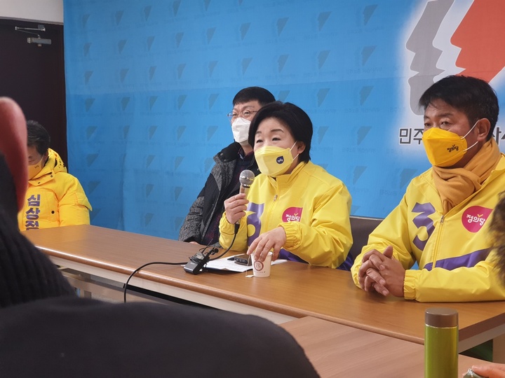 [익산=뉴시스] 강명수 기자 =대통령 선거 첫 유세 일정으로 전북 익산지역을 찾은 심상정 정의당 후보가 15일 민주노총 익산시지부에서 화학섬유노조전북본부 대표자들과의 간담회를 갖고 있다. 2022.02.15. smister@newsis.com *재판매 및 DB 금지