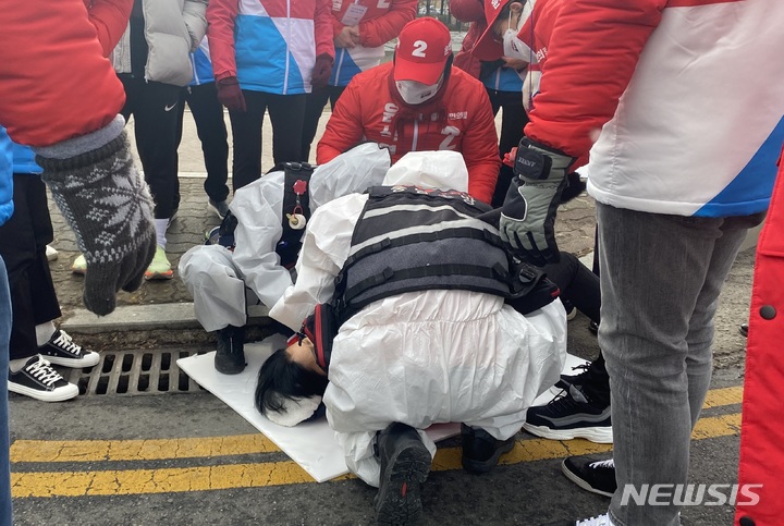 [천안=뉴시스] 이종익 기자 = 15일 오전 충남 천안시청 사거리에서 열린 제20대 대통령선거 국민의힘 충남도 선대위 출정식에서 50대 여성 선거운동원이 쓰러져 119구급대원들이 심폐소생술을 진행하고 있다. 2022.02.15. 007news@newsis.com 