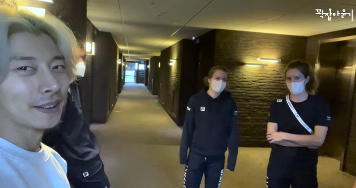 곽윤기, 네덜란드 선수들과 '딱지치기' 게임하는 모습 공개. (사진 = 곽윤기 유튜브 캡처) *재판매 및 DB 금지 *재판매 및 DB 금지