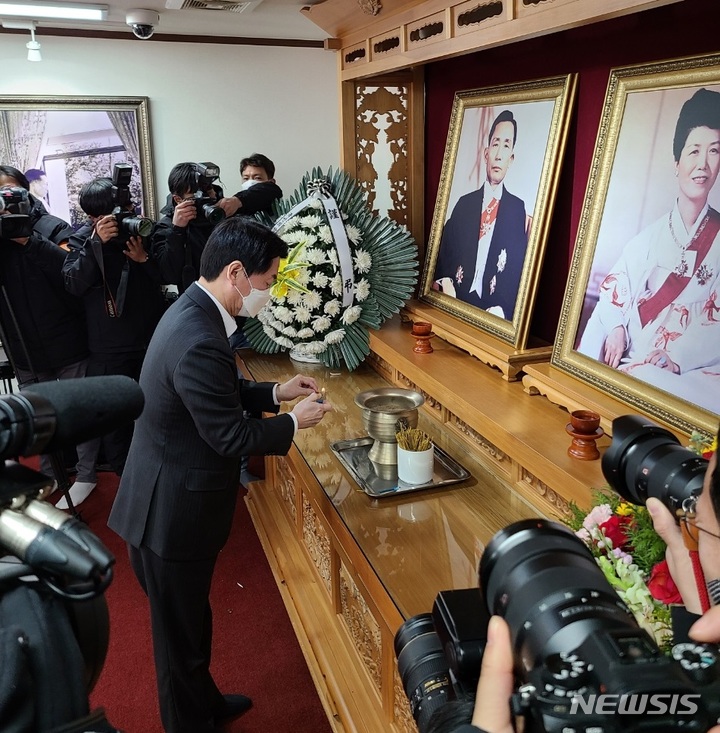 [구미=뉴시스] 박홍식 기자 = 안철수 국민의당 대선 후보가 15일 경북 구미시 박정희 전 대통령 생가 추모관에서 분향하고 있다. 2022.02.15 phs6431@newsis.com