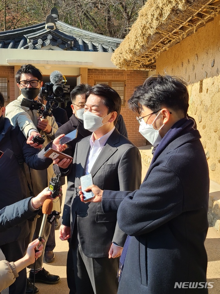 [구미=뉴시스] 박홍식 기자 = 안철수 국민의당 대선 후보가 15일 경북 구미시 박정희 전 대통령 생가 추모관에서 분향한 뒤 취재진의 질문에 답하고 있다. 2022.02.15 phs6431@newsis.com