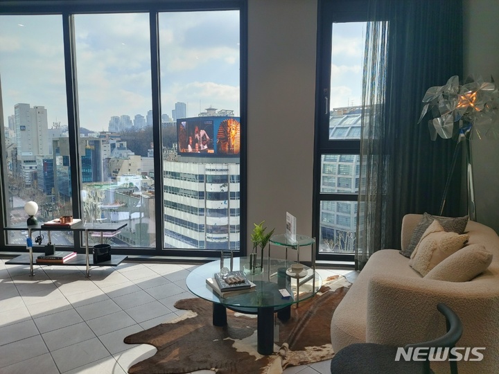 [서울=뉴시스] 고가혜 기자=SK디앤디 주거 브랜드 '에피소드 강남262'의 코너형 주택 공간 일부. 2022.02.15