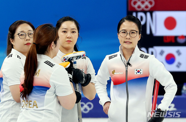 [베이징(중국)=뉴시스] 홍효식 기자 = 14일 중국 베이징 내셔널 아쿠아틱 센터에서 열린 2022 베이징 동계올림픽 컬링 여자 한국과 일본과의 경기, 대한민국 팀 킴 김은정, 김경애, 김영미, 김선영이 생각에 잠겨 있다. 2022.02.14. yesphoto@newsis.com