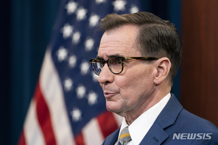 [워싱턴=AP/뉴시스] 존 커비 미 국방부 대변인이 14일(현지시간) 국방부에서 일일 브리핑을 하고 있다. 커비 대변인은 로이드 오스틴 국방장관이 이번 주 벨기에에서 열리는 북대서양조약기구(NATO·나토) 국방장관 회의에 참석 후 우크라이나 인접국인 폴란드와 리투아니아를 방문한다고 밝혔다. 2022.02.15.