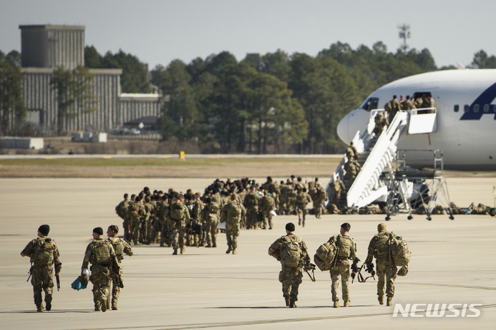 [포트 브래그=AP/뉴시스] 2022년 미 노스캐롤라이나주 포트 브래그에서 포트 브래그 제82 공수사단 낙하산 부대원들이 폴란드 행 수송기에 탑승하고 있다. 미 국방부가 이란 작전을 지원하기 위해 육군 정예 부대인 제82공수사단 소속 약 3000명을 중동에 배치할 계획이라는 보도가 나왔다. 2026.03.25.