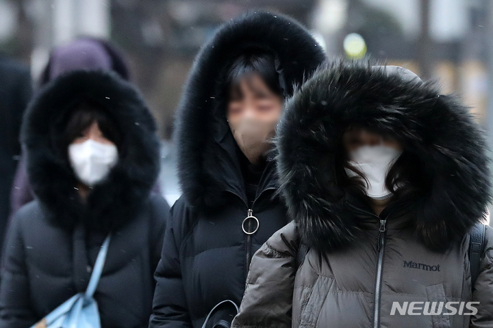 [서울=뉴시스] 백동현 기자 = 영하권 날씨를 보인 지난 15일 오전 서울 종로구 세종대로사거리 인근에서 시민들이 이동하고 있다. 2022.02.15. livertrent@newsis.com