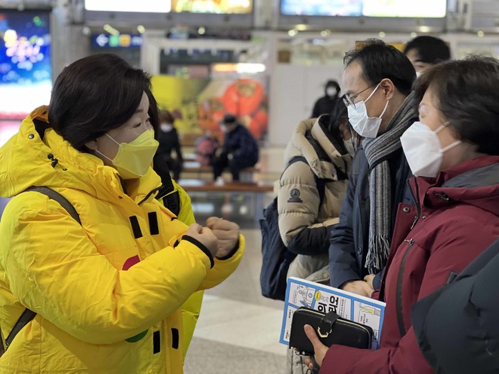 [서울=뉴시스] 김선웅 기자 = 심상정 정의당 대선 후보가 20대 대선 공식 선거운동 시작일인 15일 오전 서울 용산역에서 호남선 첫 기차를 타기전 시민들에게 출발 인사를 하고 있다. (사진=정의당 제공). 2022.02.15. photo@newsis.com *재판매 및 DB 금지