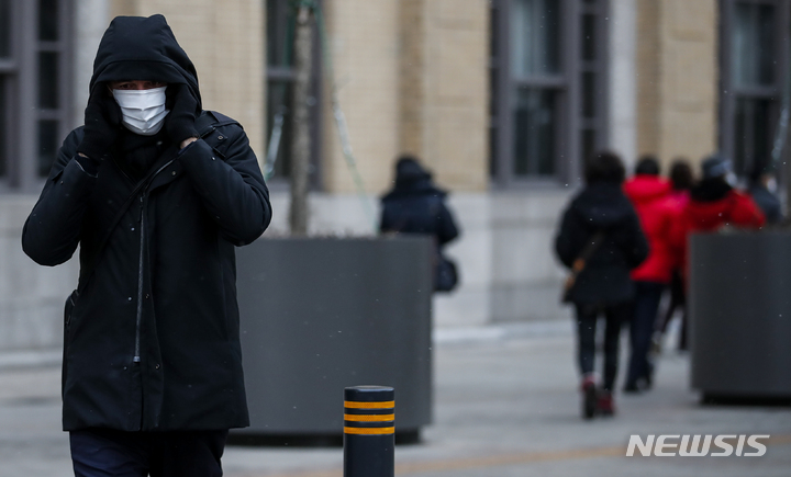[서울=뉴시스] 정병혁 기자 = 서울 아침 기온이 영하 7도까지 내려가는 등 추운 날씨를 보인 지난 15일 오전 서울 종로구 광화문네거리에서 두꺼운 옷차림을 한 시민들이 이동하고 있다. 2022.02.15. jhope@newsis.com