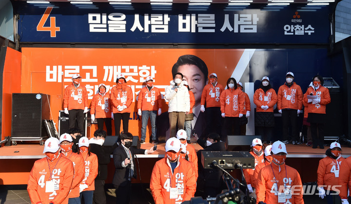 [대구=뉴시스] 이무열 기자 = 제20대 대통령선거 공식 선거운동 첫날인 15일 오전 안철수 국민의당 대선 후보가 대구 중구 현대백화점 앞에서 출근길 시민들에게 지지를 호소하고 있다. 2022.02.15. lmy@newsis.com