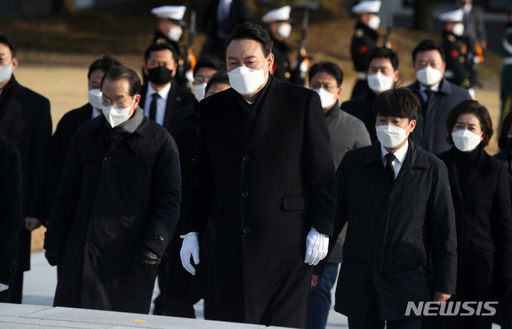 [서울=뉴시스] 전신 기자 = 윤석열 국민의힘 대선 후보가 제20대 대통령선거 공식 선거운동이 시작된 15일 서울 동작구 국립서울현충원을 찾아 현충탑으로 들어서고 있다. 2022.02.15. photo1006@newsis.com