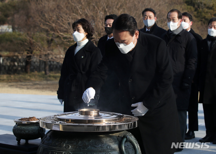 [서울=뉴시스] 전신 기자 = 윤석열 국민의힘 대선 후보가 제20대 대통령선거 공식 선거운동이 시작된 15일 서울 동작구 국립서울현충원을 찾아 현충탑에 분향하고 있다. 2022.02.15. photo1006@newsis.com