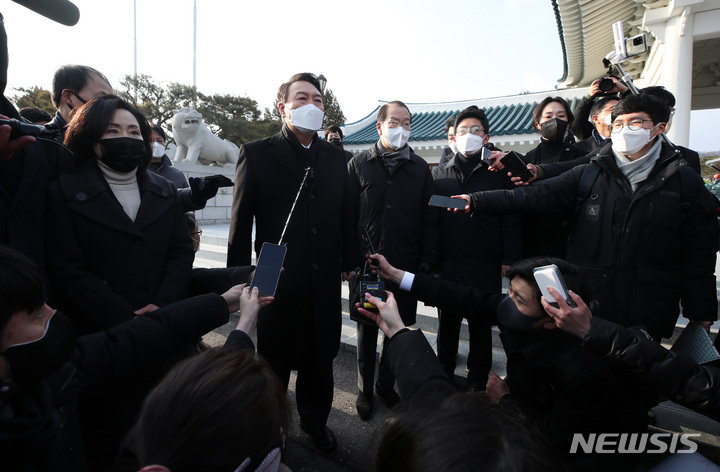 [서울=뉴시스] 전신 기자 = 윤석열 국민의힘 대선 후보가 제20대 대통령선거 공식 선거운동이 시작된 15일 서울 동작구 국립서울현충원을 찾아 현충탑에서 참배를 마친 후 취재진 질문에 답변하고 있다. 2022.02.15. photo1006@newsis.com