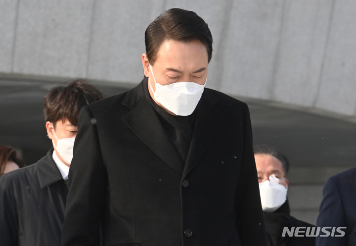 [서울=뉴시스] 국회사진기자단 = 윤석열 국민의힘 대선 후보. 사진은 제20대 대통령선거 공식 선거운동이 시작된 지난달 15일 서울 동작구 국립서울현충원을 찾아 현충탑에서 참배하는 모습. 2022.02.15. photo@newsis.com