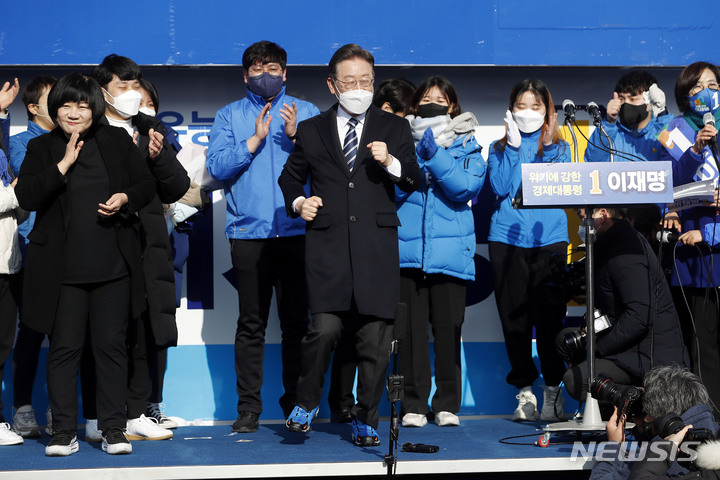 [부산=뉴시스] 최동준 기자 = 제20대 대통령선거 공식 선거운동 기간인 15일 이재명 더불어민주당 대선 후보가 부산 부전역 앞에서 열린 유세에서 청년들에게 선물 받은 운동화를 신고 전국을 열심히 달리겠다는 의미로 포즈를 취하고 있다. 2022.02.15. photocdj@newsis.com