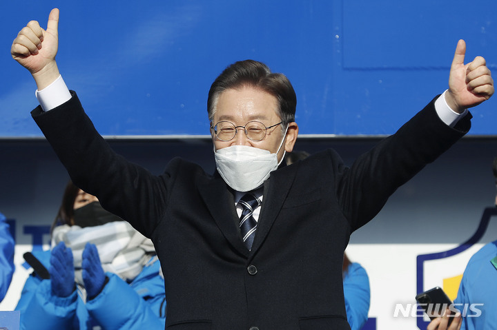 [부산=뉴시스] 최동준 기자 = 제20대 대통령선거 공식 선거운동 기간인 15일 이재명 더불어민주당 대선 후보가 부산 부전역 앞에서 유세를 열고 지지를 호소하고 있다. 2022.02.15. photocdj@newsis.com