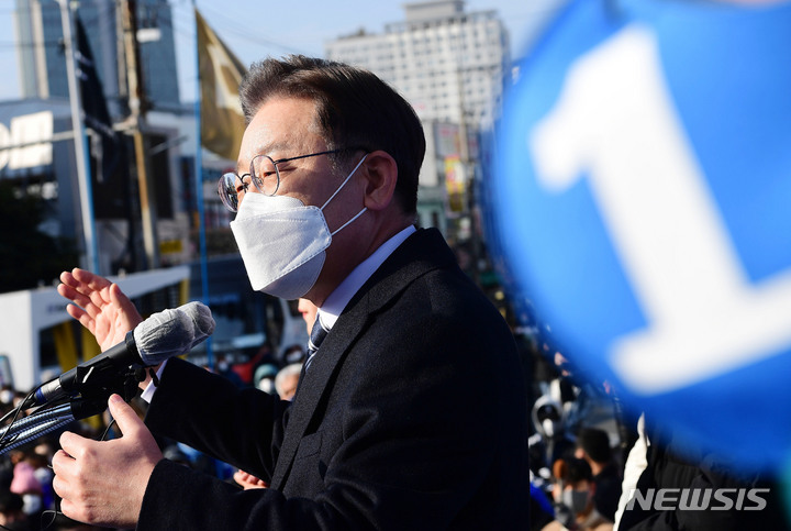 [부산=뉴시스] 최동준 기자 = 제20대 대통령선거 공식 선거운동 기간인 15일 이재명 더불어민주당 대선 후보가 부산 부전역 앞에서 유세를 열고 지지를 호소하고 있다. 2022.02.15. photocdj@newsis.com