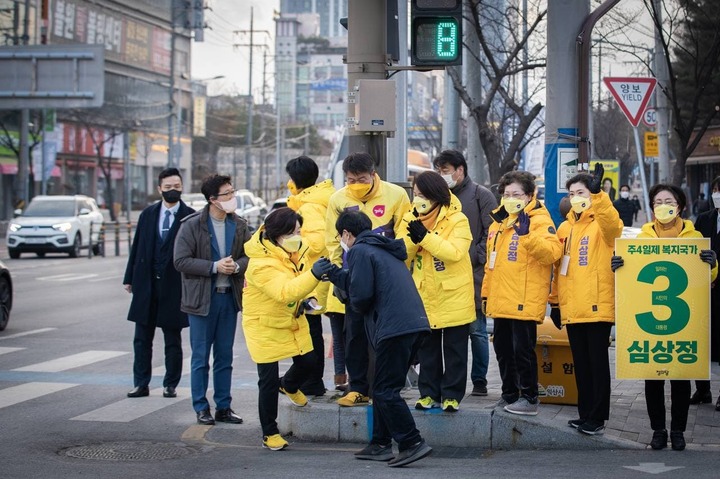[익산=뉴시스] 최진석 기자 = 심상정 정의당 대선 후보가 20대 대선 공식 선거운동 시작된 15일 전북 익산 전자랜드 사거리에서 출근길 유세를 하고 있다. (사진=정의당 제공) 2022.02.15. photo@newsis.com *재판매 및 DB 금지