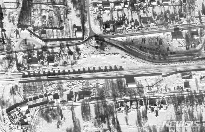 [옐냐=AP/뉴시스] 막서 테크놀로지가 제공한 위성 사진에 13일(현지시간) 우크라이나와의 국경 북쪽 약 300㎞ 떨어진 러시아 스몰렌스크주 옐냐의 철도 야적장에 러시아 포와 장갑차량 등이 보인다. 2022.02.15.