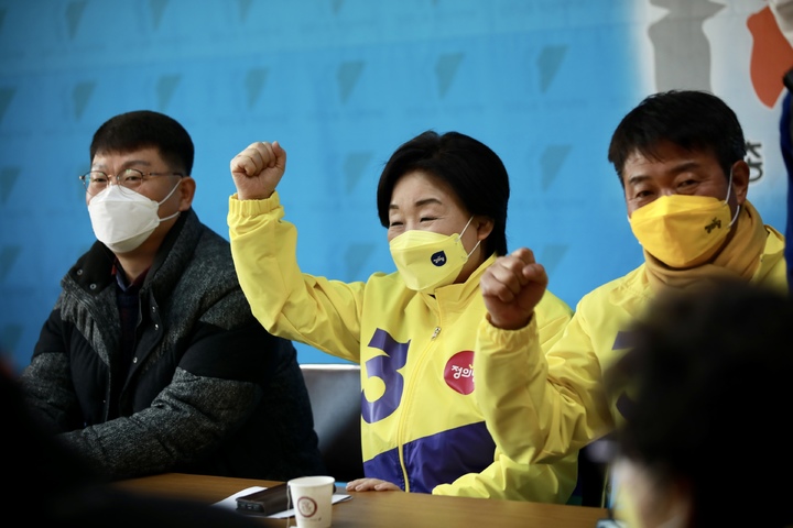 [익산=뉴시스] 최진석 기자 = 심상정 정의당 대선 후보가 20대 대선 공식 선거운동 시작된 15일 전북 익산 민주노총 익산시지부에서 화섬노조 전북본부 대표단과 간담회를 갖고 있다. (사진=정의당 제공) 2022.02.15. photo@newsis.com *재판매 및 DB 금지