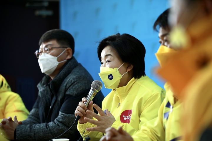 [익산=뉴시스] 최진석 기자 = 심상정 정의당 대선 후보가 20대 대선 공식 선거운동 시작된 15일 전북 익산 민주노총 익산시지부에서 화섬노조 전북본부 대표단과 간담회를 갖고 있다. (사진=정의당 제공) 2022.02.15. photo@newsis.com *재판매 및 DB 금지